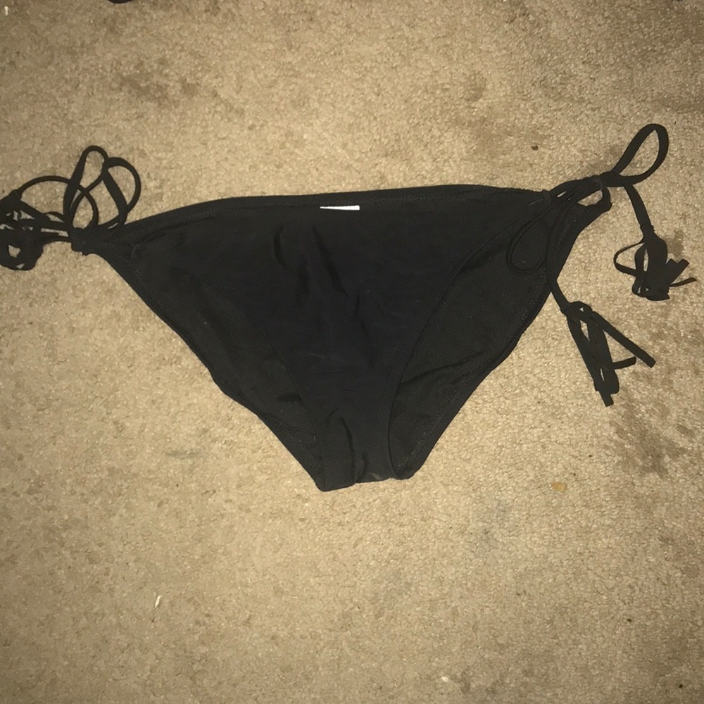 Black string bikini